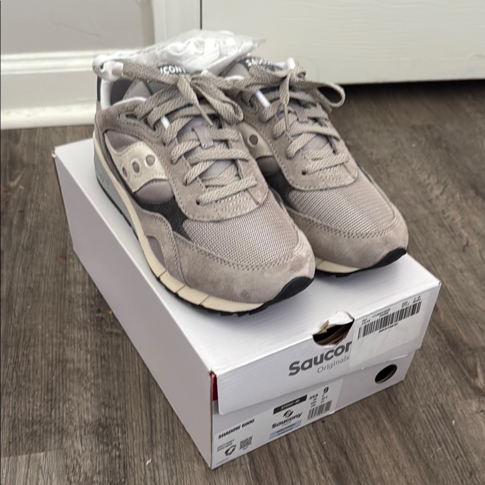 Saucony Shadow 6000 Gray Sneakers with Mesh Upper and Gum Outsole